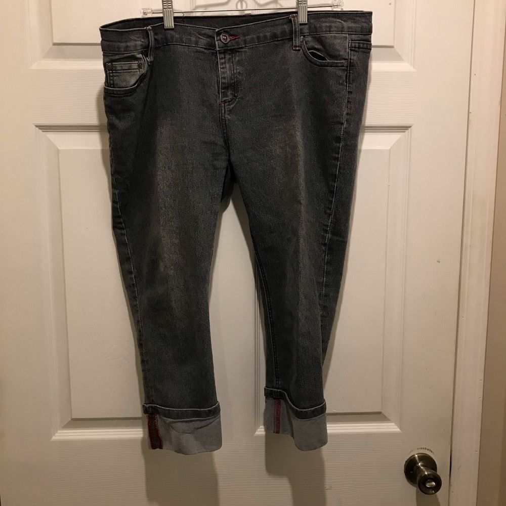 Women’s Beauty Fiend Capris in size 19.5 by 20